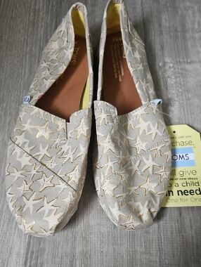 NWT TOMS Womens Classic Canvas Slip-On, Starfish Size 9.5W